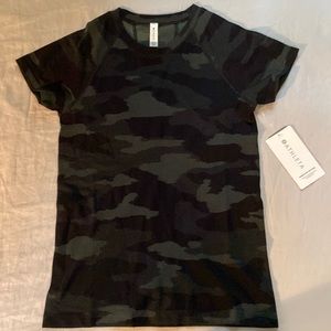 NEW Athleta Momentum Seamless Camo Tee